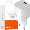 A white Mcdodo 20W PD fast charger and its packaging are displayed against a white background. Anteprima dell’immagine prodotto