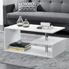 A white coffee table in a living room setting with a gray sofa and patterned pillows. Voir les images du produit