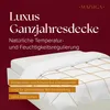 A close-up of a white duvet on a bed, with text overlays describing its features. Podgląd zdjęcia produktu