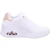 A white sneaker with rose gold accents is shown against a white background. Voir les images du produit