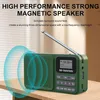 A green portable radio is placed on a wooden table, with text overlays highlighting its features. Produktbild-Vorschau