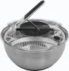 A salad spinner with a stainless steel bowl and a clear plastic lid with a black handle. Anteprima dell’immagine prodotto