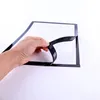 A hand is shown peeling the protective film off a magnetic photo frame. Anteprima dell’immagine prodotto
