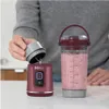 A person is assembling a personal blender. Podgląd zdjęcia produktu