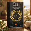 Sitia Premium Gold Olivenöl 3 L auf Holz mit schöner Aussicht aufs Meer Produktbild-Vorschau