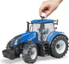 A child's hand is shown operating the steering wheel of a blue toy tractor. Voir les images du produit