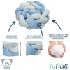 A braided baby bumper with text callouts and a sample of the filling material. Produktbild-Vorschau