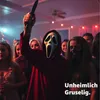 A group of people at a party, with one person in the foreground wearing a Scream mask and holding a knife. Anteprima dell’immagine prodotto