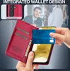 A person is holding a phone case with a credit card inserted, while a couple is blurred in the background. Produktbild-Vorschau