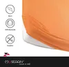 A close-up of an orange fitted sheet on a mattress, with icons and text describing its features. Produktbild-Vorschau