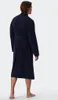 A man wearing a navy blue bathrobe, shown from the back. Voir les images du produit