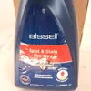 A close-up of a bottle of Bissell Spot & Stain Pro Oxy cleaning solution. Voir les images du produit