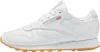 A side view of a white Reebok Classic leather sneaker with a gum sole. Produktbild-Vorschau