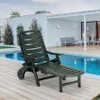 A dark green plastic sun lounger is placed on a wooden deck next to a swimming pool, with a modern house and patio in the background. Anteprima dell’immagine prodotto