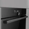 A close-up view of the control panel and handle of a modern built-in oven. Voir les images du produit