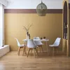 A dining room with a table and chairs, decorated with a warm color palette and natural elements. Anteprima dell’immagine prodotto