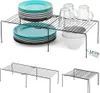 A product shot of stackable wire shelves holding dishes and glasses, with smaller shelves shown below. Anteprima dell’immagine prodotto