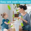 A mother and daughter are doing laundry together, with green leaves floating around them. Produktbild-Vorschau