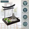 A zen garden set with a Buddha statue, rakes, and decorative elements, presented with feature callouts. Anteprima dell’immagine prodotto