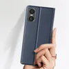 A hand holding a blue phone case. Anteprima dell’immagine prodotto