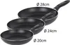 Three black frying pans of different sizes are arranged diagonally from bottom left to top right, with their diameters labeled. Produktbild-Vorschau