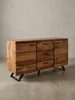 Schubladenschrank aus Massivholz in der Dreiviertelansicht, die die Tiefe von 45 cm und das Zusammenspiel von Holz und schwarzem Metall zeigt._#sku_BARWL6.544# Produktbild-Vorschau