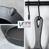 A collage of images showing details of a cast iron pan and the pan hanging from a hook. Náhled obrázku produktu