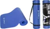 A blue yoga mat is shown in three different states: unrolled, rolled up in a carrying case, and in its packaging. Voir les images du produit