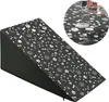 A pet ramp with a paw and bone pattern is shown on a white background. A circular inset shows water droplets on the ramp's surface, demonstrating its water-resistant quality. Produktbild-Vorschau