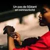 A person is looking at their smartwatch. Anteprima dell’immagine prodotto