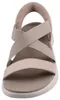 Auf dem Bild ist eine beige Sandale zu sehen die eine klare und schlichte Form hat. Die Ansicht zeigt die Sandale von der Seite und betont die Strapazierfähigkeit und den Komfort des Designs. Produktbild-Vorschau