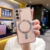 A person holding a phone case with a magnetic ring and a small decorative element. Náhled obrázku produktu