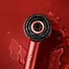 Roter Haartrockner-Aufsatz mit einem schwarzen Diffusor-Aufsatz und Wassertropfen auf einer roten Oberfläche Produktbild-Vorschau