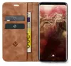 A brown leather flip case for a smartphone is open, showing credit cards and a banknote inside, with the smartphone displaying its screen. Produktbild-Vorschau