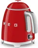 A close-up side view of a red Smeg electric kettle. Anteprima dell’immagine prodotto