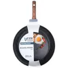 A frying pan with a wooden handle, presented with a label and a picture of a fried egg. Anteprima dell’immagine prodotto