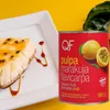 A slice of cheesecake topped with passion fruit pulp and sauce, next to a can of passion fruit pulp. Anteprima dell’immagine prodotto