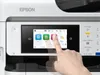A finger is touching the screen of an Epson printer. Anteprima dell’immagine prodotto