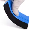 A gloved hand is holding a blue squeegee with a black felt edge. Produktbild-Vorschau