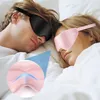 A couple sleeping in bed, both wearing sleep masks. A close-up inset shows the detail of the pink sleep mask. Anteprima dell’immagine prodotto