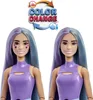 Two Barbie dolls are shown side-by-side, demonstrating a color-changing feature. Voir les images du produit
