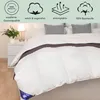 A white duvet is shown on a bed, with decorative pillows and a bedside table with a lamp and plant. The top of the image features icons and text describing product features. Produktbild-Vorschau
