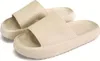 Paar beige Cloud-Slides mit strukturierten Riemen und dicken Sohlen, aus leicht erhöhtem Winkel betrachtet