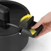 A hand is shown operating a locking mechanism on the lid of a black pot. Produktbild-Vorschau