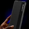 A hand holding a black phone case with a transparent window showing the time and date. Produktbild-Vorschau