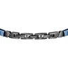 A close-up shot of a bracelet with interlocking links. Voir les images du produit