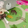 A children's play mat with a farm-themed landscape, featuring a toy mouse, a horse, hay bales, and a bridge. Anteprima dell’immagine prodotto