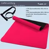 A pink yoga mat is rolled up and displayed next to its carrying strap, with text describing the product's scope of delivery. Náhled obrázku produktu
