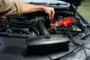 A person is using a CTEK CS FREE 40-462 Automatikladegerät to jump-start a car. Anteprima dell’immagine prodotto