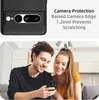 A couple looking at a phone, with a close-up of a phone case with camera protection highlighted. Produktbild-Vorschau
